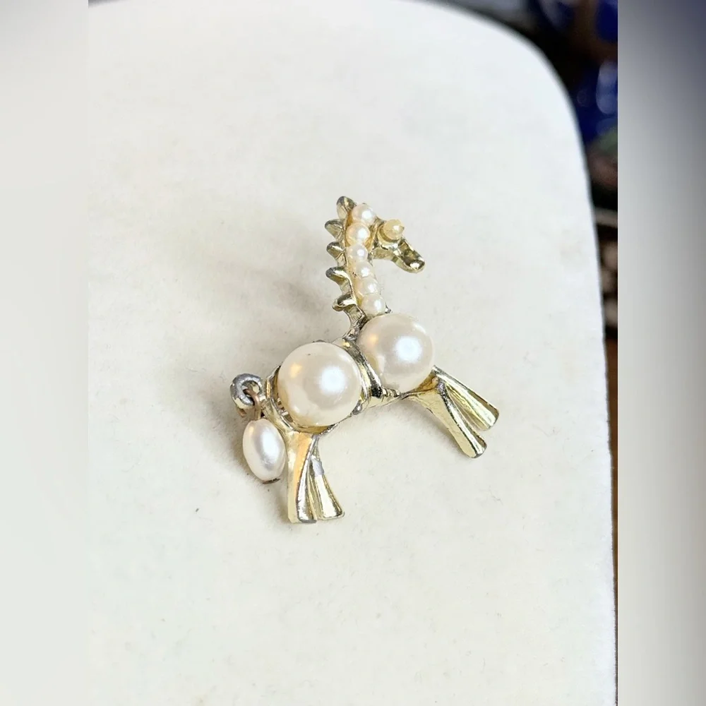 Vintage Horse Brooch Faux Pearl Accents Gold Tone Figural Animal Pin - Picture 2 of 6